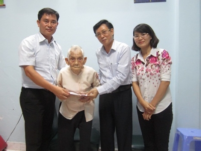 Ban Giám đốc CÔNG TY CỔ PHẦN ĐẦU TƯ SAO Á D.C đã đến thăm và tặng quà cho Mẹ Việt Nam Anh hùng